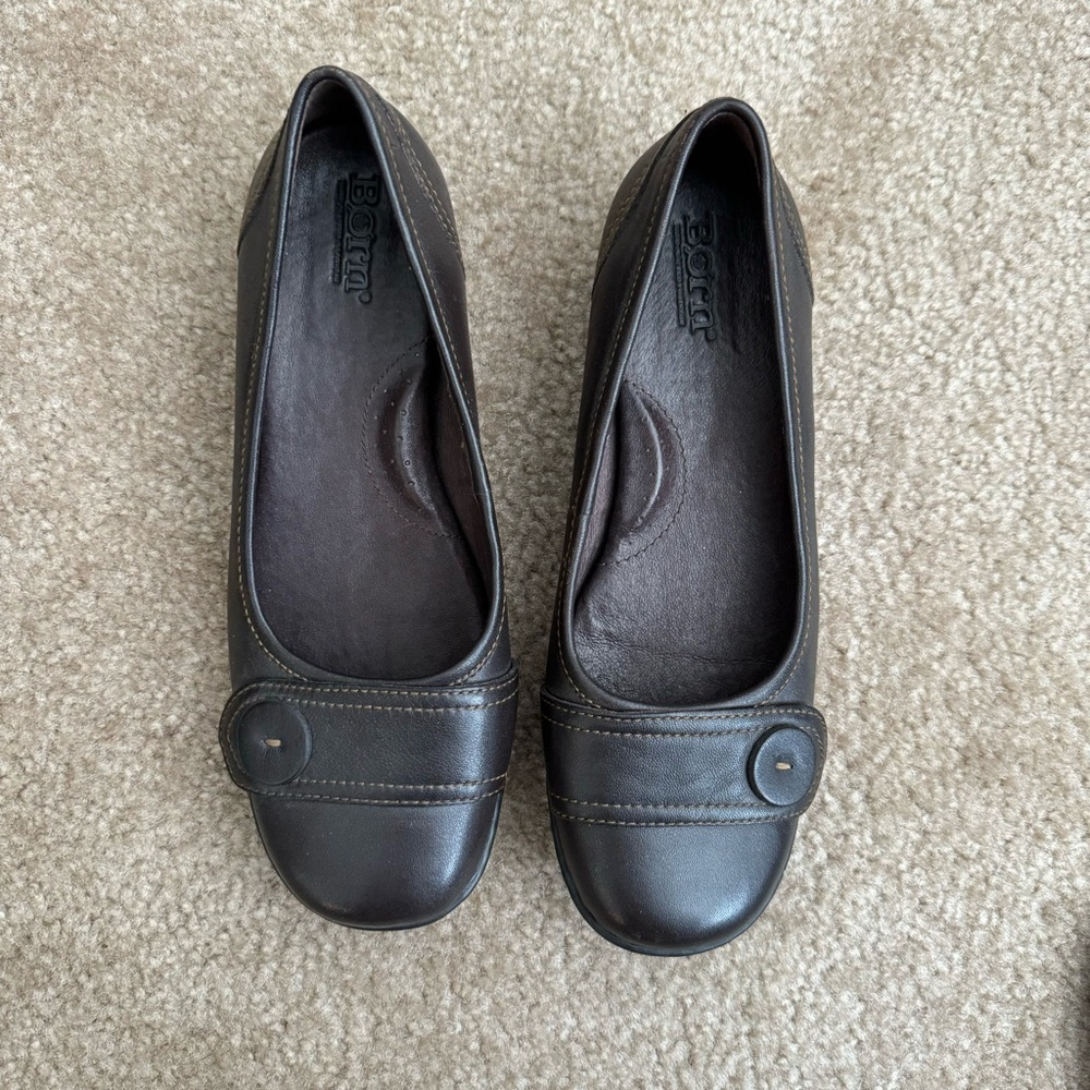 BORN kitten heel leather button flats